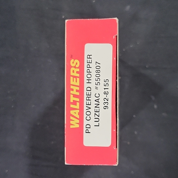 Walthers N Scale Pullman Standard Covered Hopper Luzenac - Picture 3 of 3